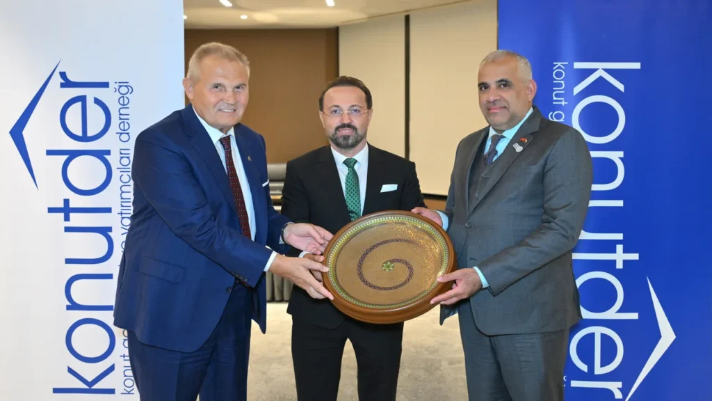 Konut Geliştiricileri ve Yatırımcıları Derneği (KONUTDER) yetkileri ile Umman Sultanlığı İskan ve Şehircilik Bakanı Khalfan Al Shueili (sağ) başkanlığındaki heyet İstanbul'da bir araya geldi. Görüşmeye KONUTDER Başkanı Ziya Yılmaz (ortada) da katıldı. ( KONUTDER - Anadolu Ajansı )